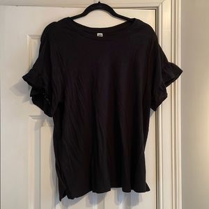 Black ruffle-sleeved old navy tee